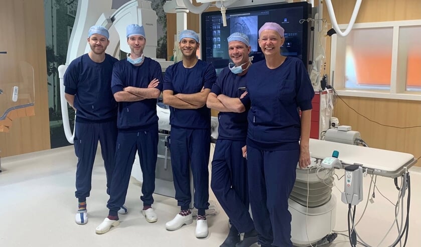 • Het team dat de eerste spasmeprovocatietesten in Dordrecht uitvoerde, met als tweede tot en met vierde vanaf links de cardiologen Damman, Oemrawsingh en Weevers.