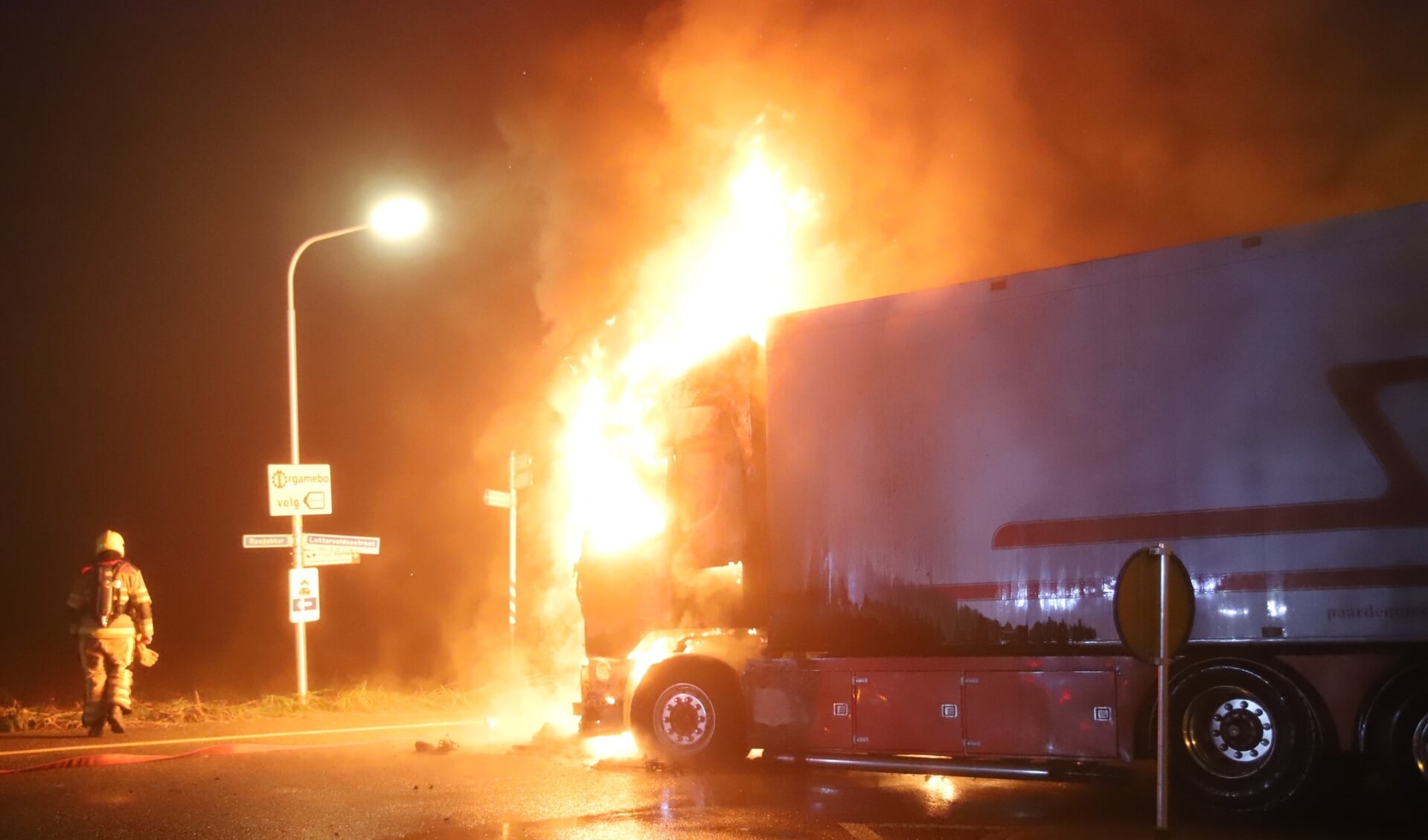 De vlammen slaan hoog uit de cabine van de met mest geladen vrachtauto.