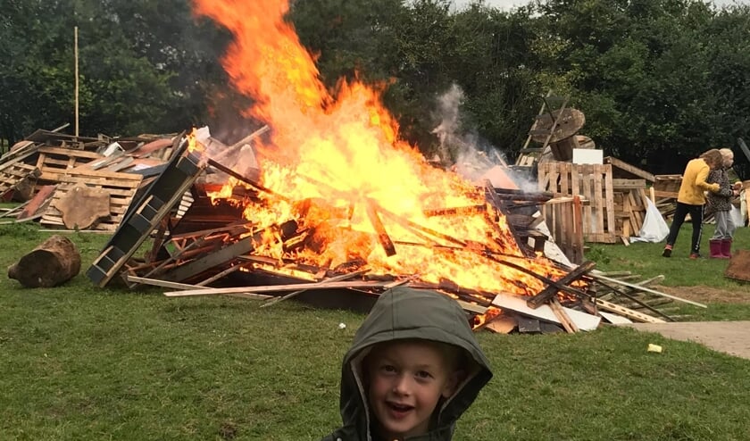 Kampvuur na opruimen timmerdorp