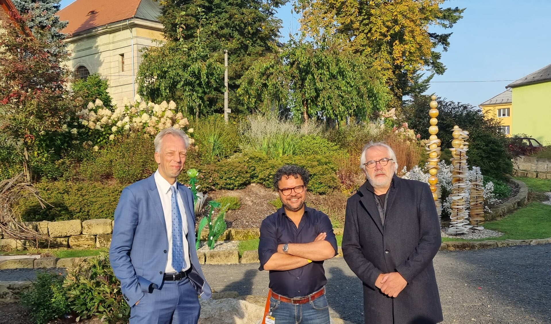 • Marco Lopulan (midden) kreeg bezoek van burgemeester Fröhlich en wethouder Taal. 