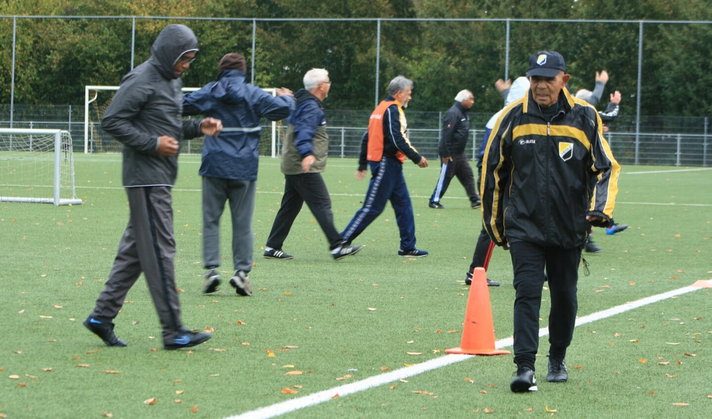 'Walking footballers' tijdens de training bij Theole. Rechts op de foto trainer Sephus Tahamata, een broer van Simon Tahamata. 