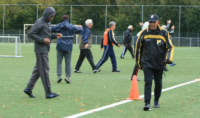 <p>'Walking footballers' tijdens de training bij Theole. Rechts op de foto trainer Sephus Tahamata, een broer van Simon Tahamata. </p>