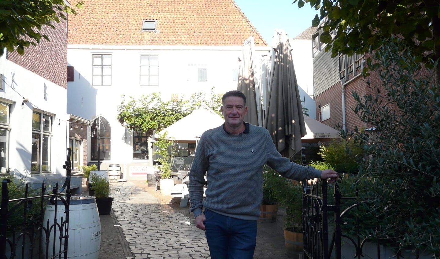 Jos Epping bij zijn brasserie De Kloostertuin. ''Overal in IJsselstein wordt er gescand en gecontroleerd. En dat gaat goed.''