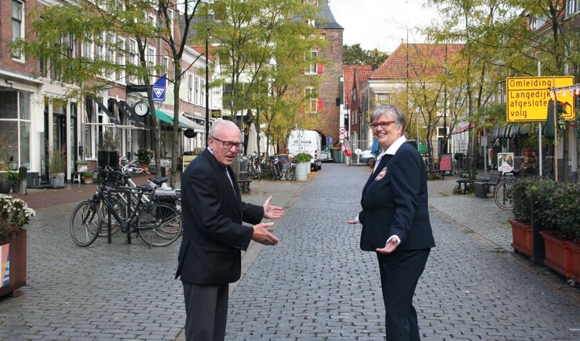 • Ben Heinink en Ellen Verburg op de lege Voorstraat: weer geen Paardenmarkt.