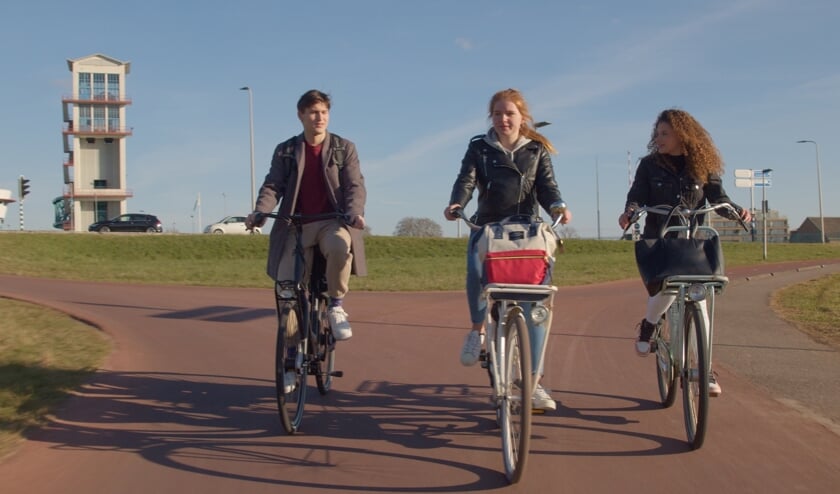 <p>• Beeld uit de film My Roots, met in het midden Jasmijn (Julie Tönder).</p>
