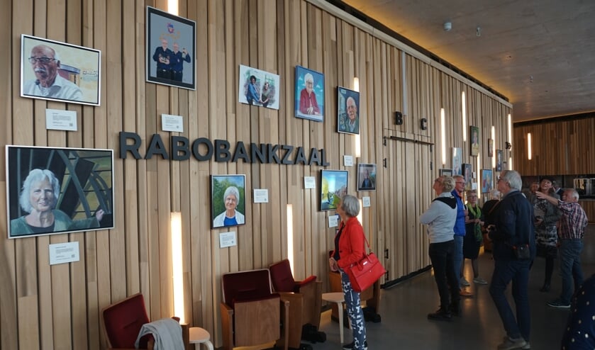 <p>In de foyer van theater DE KOM hangen portretten van mensen die in de stad een belangrijke rol hebben gespeeld.</p>
