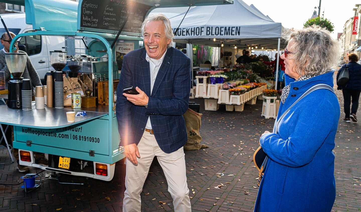 Wethouder Huib Zevenhuizen  met het Team van de Omgevingsvisie VHL op de Viaanse weekmarkt 
