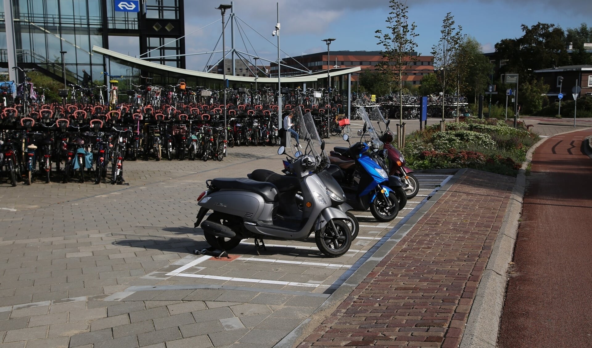 • Nieuwe parkeerplekken voor scooters aan de zuidkant van station Woerden.