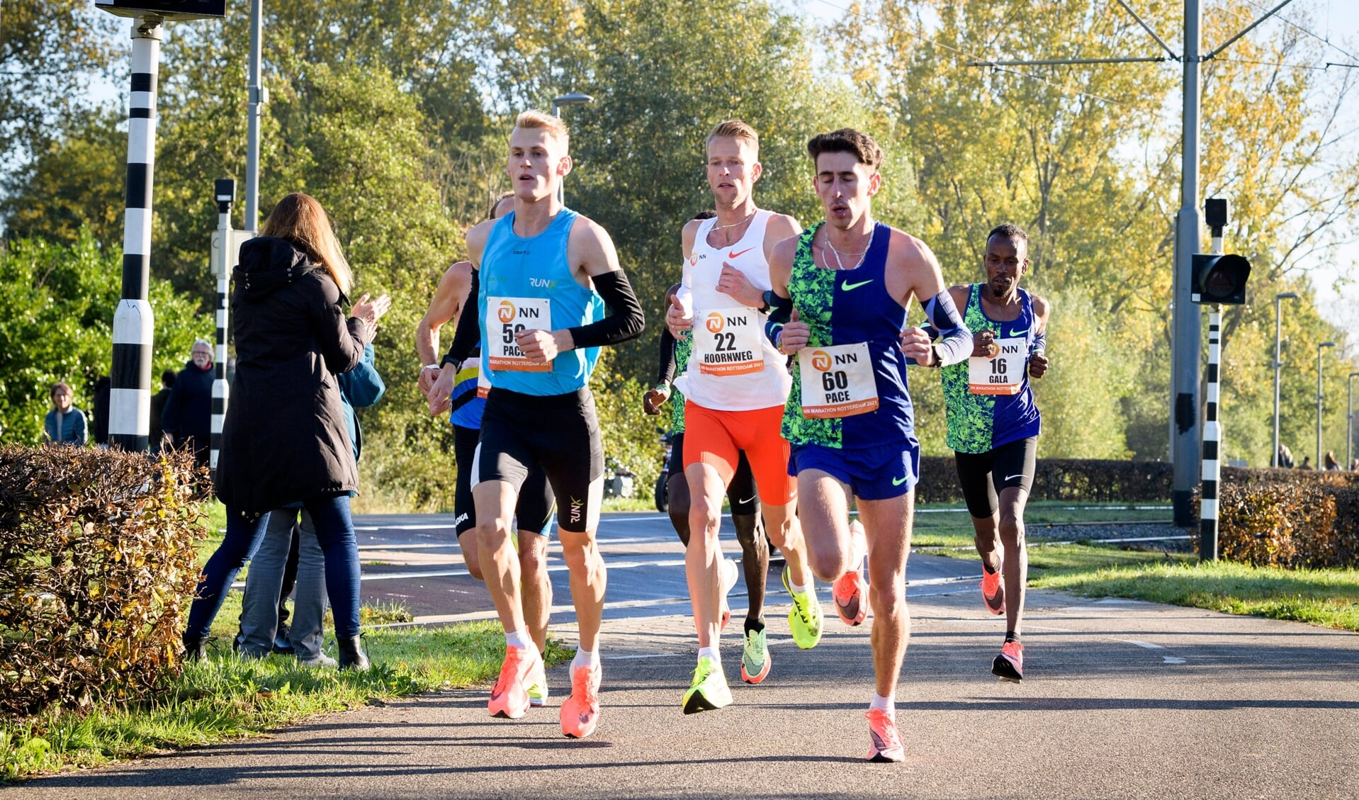• Roy Hoornweg (midden, in wit shirt) tijdens de Marathon van Rotterdam.