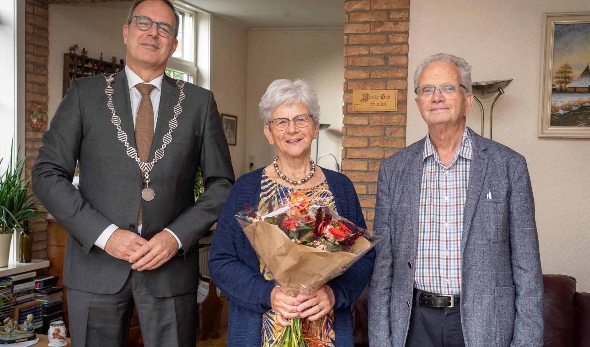 • Echtpaar Veth met burgemeester Jaap Paans.