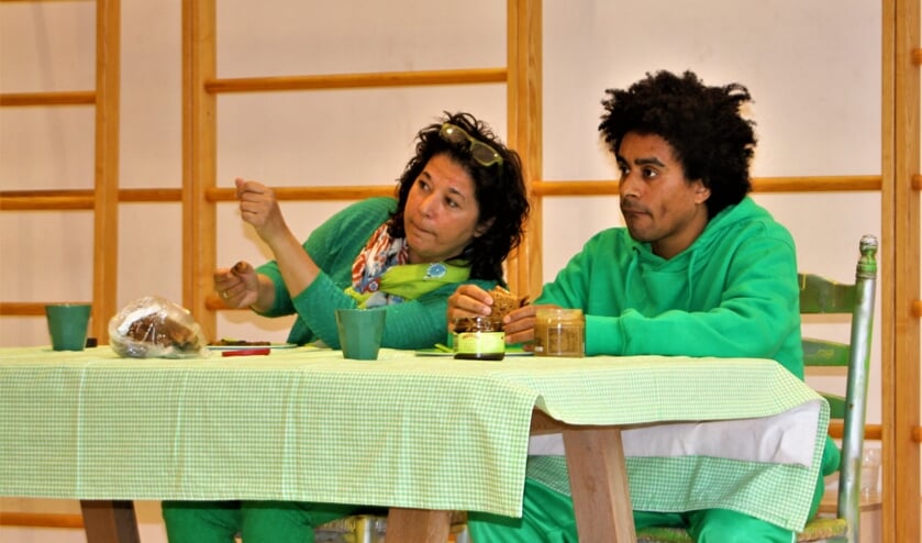 Acteurs van theatergroep Bruis spelen een onwillige zoon een een moeder met haast na.