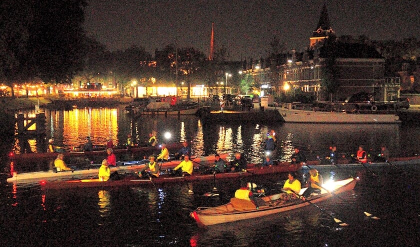 • Roeivereniging De Krom hield zaterdag een nachtelijke vaartocht door de binnenstad van Woerden.