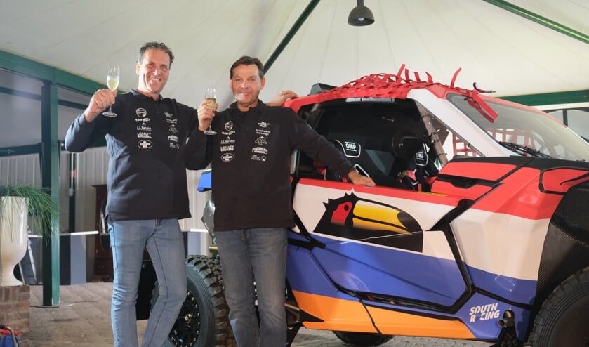 <p>Branco de Lange (links) en Gert-Jan van der Valk (Team Tiel) zijn trots op hun nieuwe race-buggy.</p>
