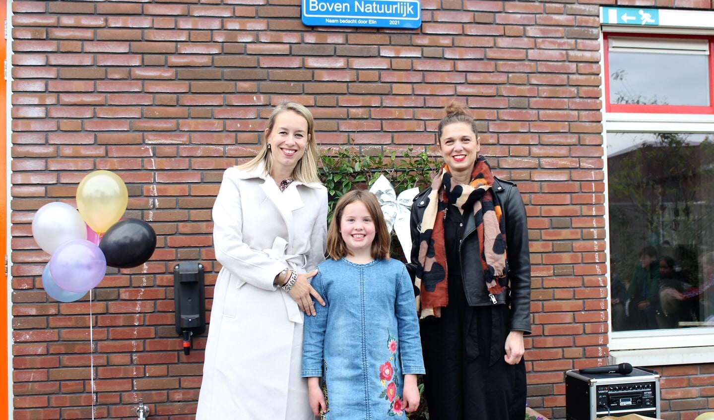 • Bedenker van de naam Boven Natuurlijk Elin (midden), tussen Ellen Aarts (links) en Karin Lammers (rechts). 