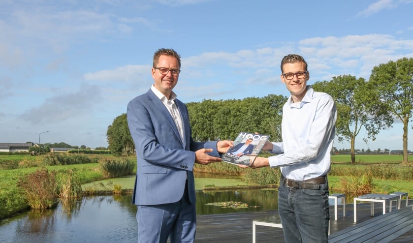 <p>Henri Verhagen (r.) overhandigt het blad aan wethouder Van Oosten.</p>