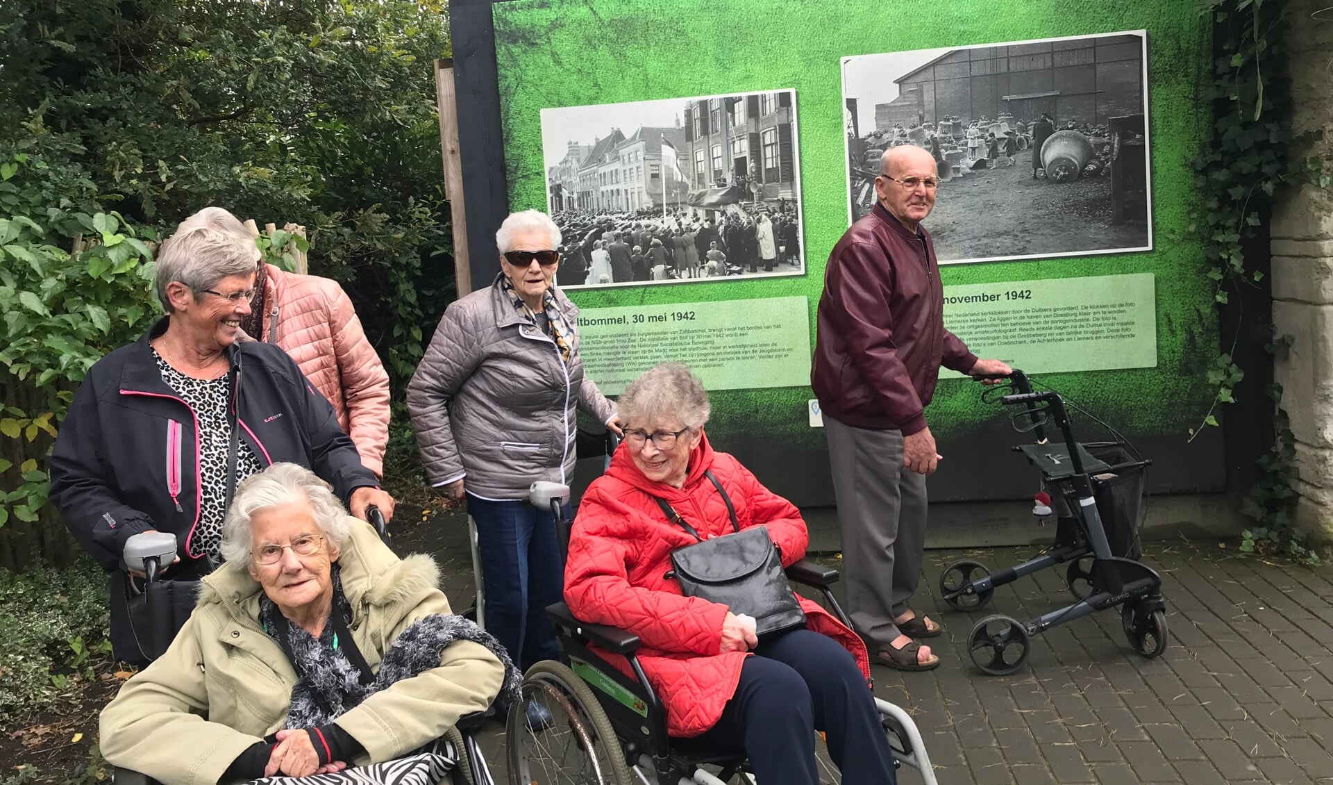 Even een korte pauze tijdens de wandeling langs de zandsculpturen