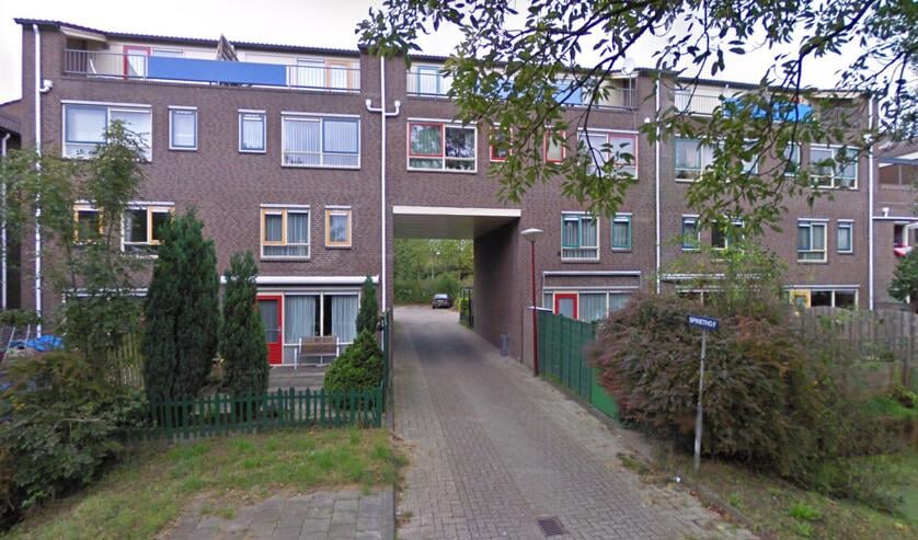 <p>Een verwarde vrouw is vrijdagmiddag uit haar woning aan de Spinethof gehaald.</p>