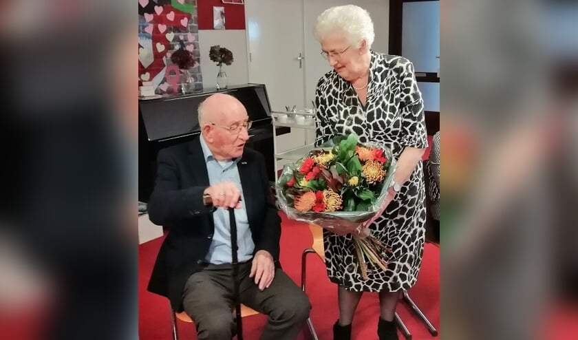 Dhr. en mevr. Van Dijk met de bloemen