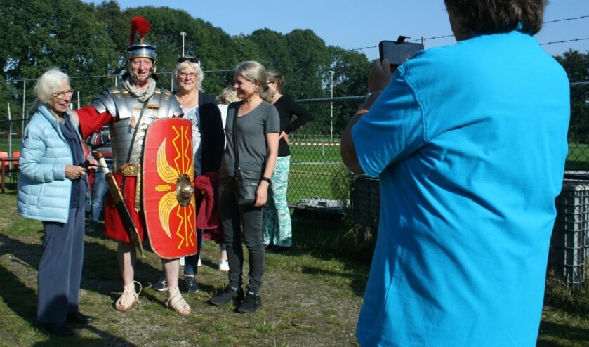 <p>Deze dames poseren voor een leuk aandenken graag met Carolus de Romeinn.</p>