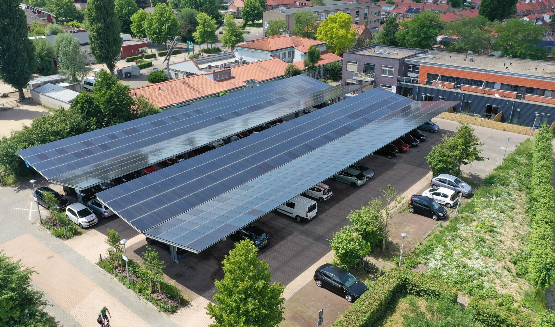 Het zonnedak en laadplein aan de Jan Wolkershof is een project van Vrijstad Energie waaraan 122 leden deelnemen.