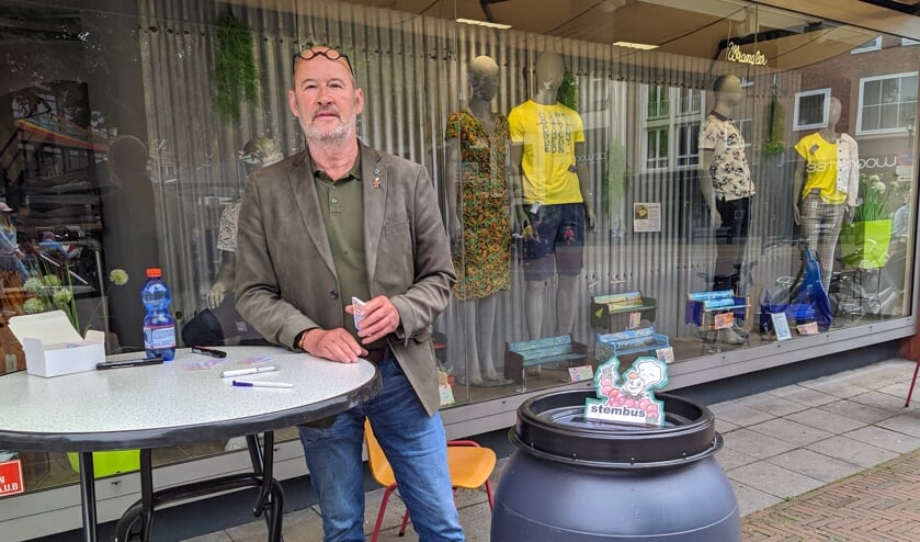 Publiek kiest hun favoriete bankje uit de etalage van Wuite Mode.