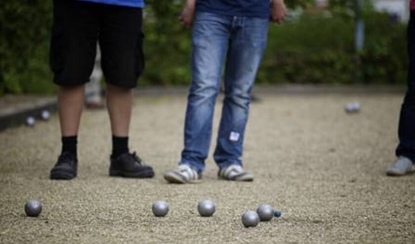 <p>Wie geen boules heeft, kan deze lenen van de club.</p>