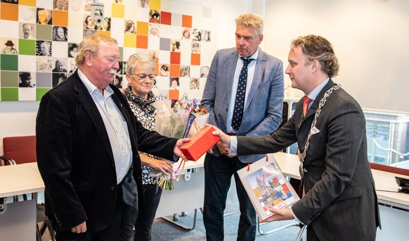<p>Burgemeester Pieter Verhoeve feliciteert Piet Streng</p>