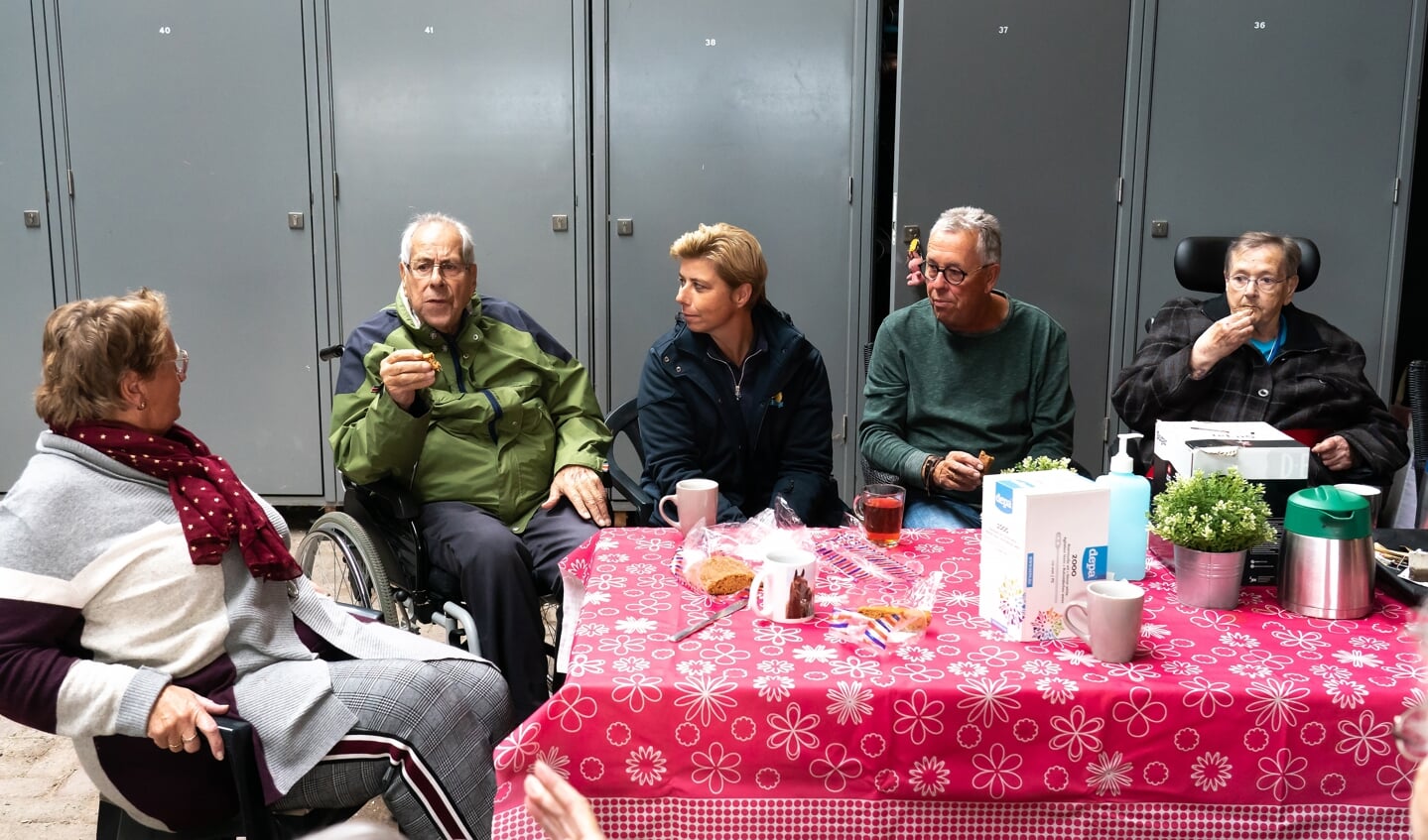 Bewoners de Schakel op bezoek bij manege De Schakel