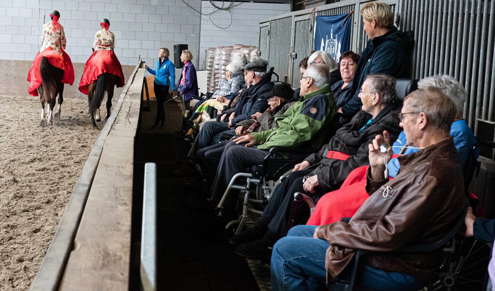 Bewoners de Schakel op bezoek bij manege De Schakel