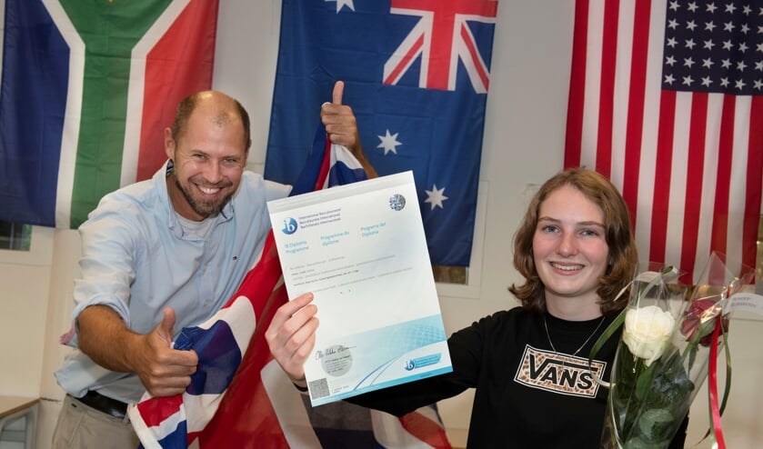 <p>Docent Dennis Giles, native speaker uit Australië, is ‘absolutely proud of’ zijn vroegere pupil Fenna.</p>