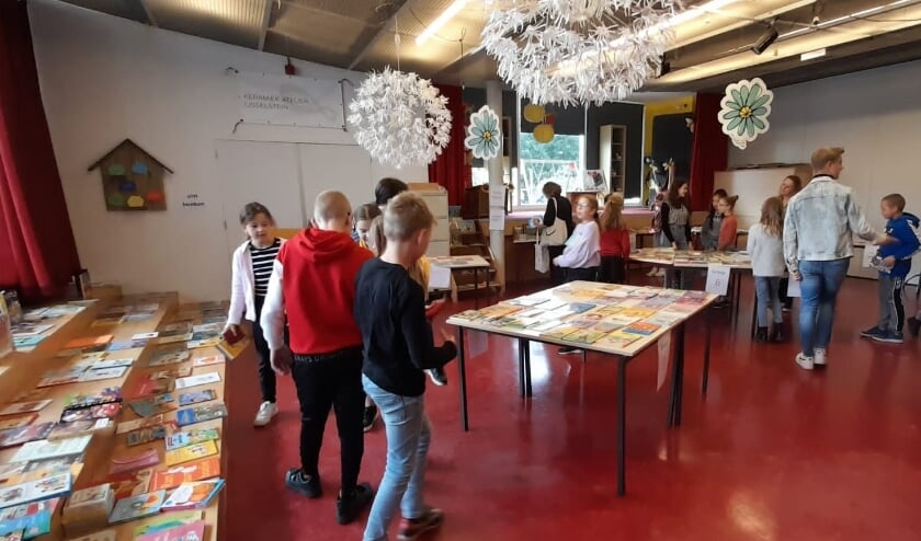 <p>Een vast evenement op de Trekvogel tijdens de Kinderboekenweek is de boekenbeurs.</p>