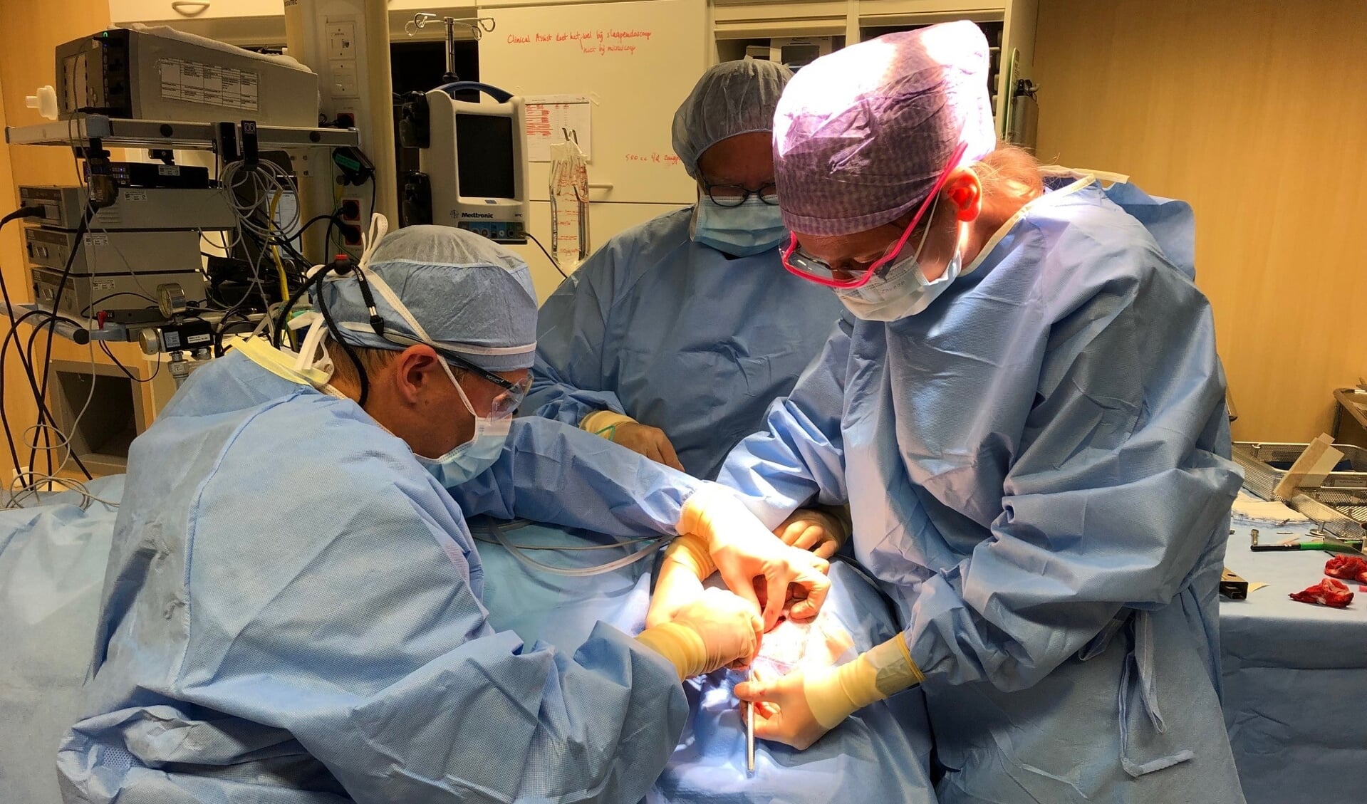 • Wegens de bijzonderheid van de primeur, opereerden KNO-artsen Buijssen (links) en Lok de patiënt samen. 