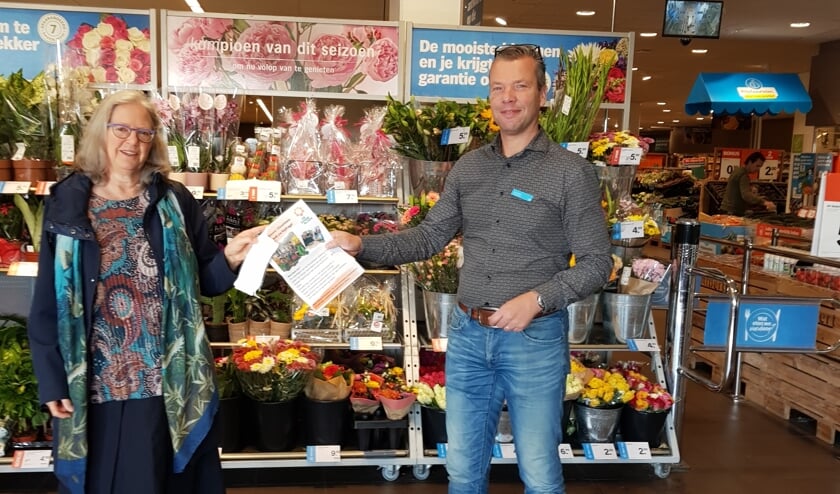 <p>De overhandiging van de opbrengst van de statiegeldactie.</p>