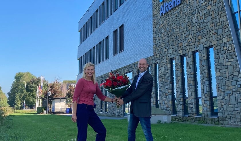 <p>Paula Jorritsma en Christian Alderliesten voor het gemeentehuis.</p>