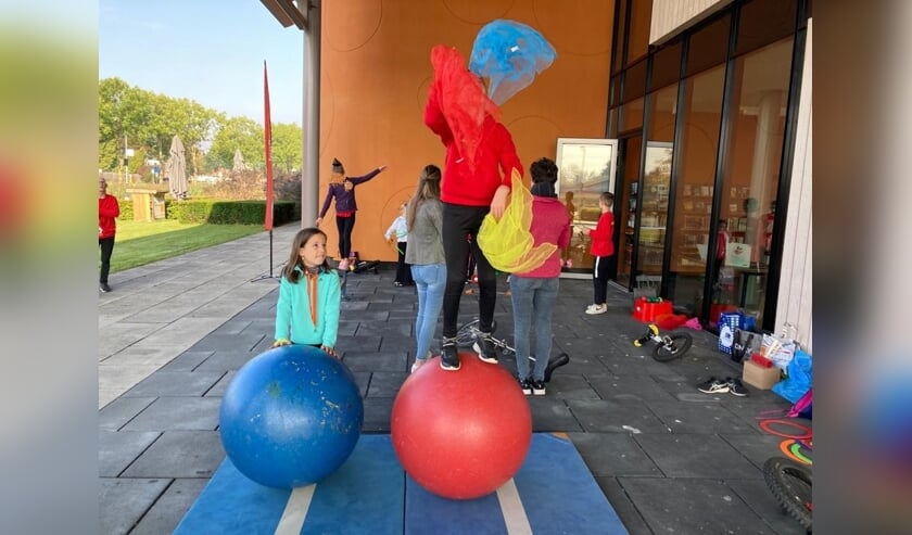 Uitproberen van circus met Pippin voor de Kinderboekenweek