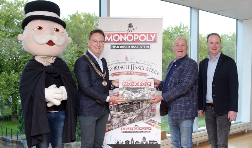 V.l.n.r. Burgemeester Patrick van Domburg, Jaap Schimmel en Dennis Schimmel