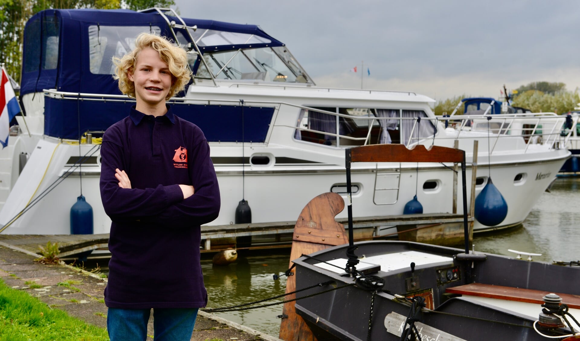 Bij de haven van Geldermalsen loopt Jelke direct naar de oude zeeschouw.