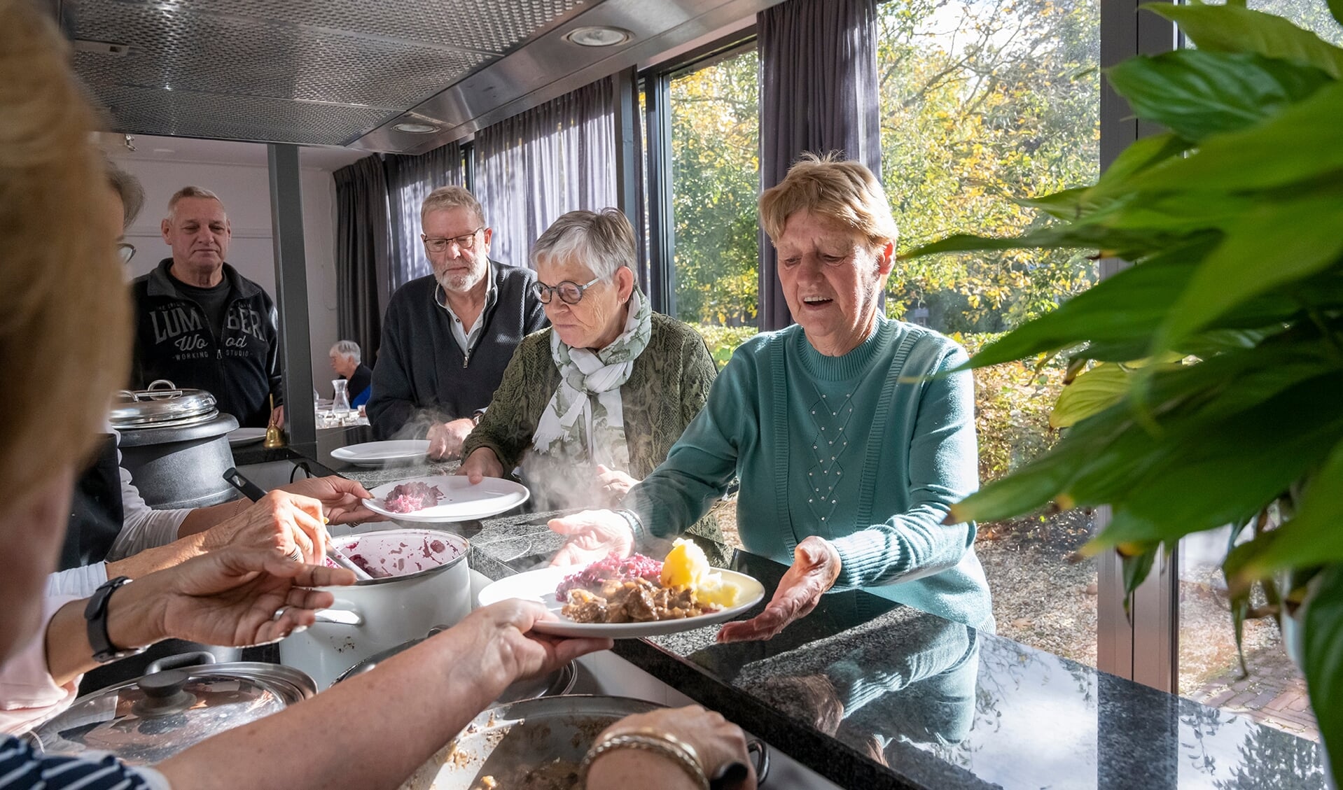 Op donderdag 21 oktober was er in Enspijk na ruim anderhalf jaar noodgedwongen pauze eindelijk weer een Open Eettafel. Tientallen ouderen genoten zichtbaar van hun heerlijke herfstige maaltijd én van elkaars gezelschap.