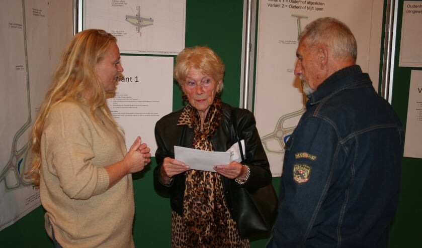 <p>Bezoekers bestuderen de varianten.</p>