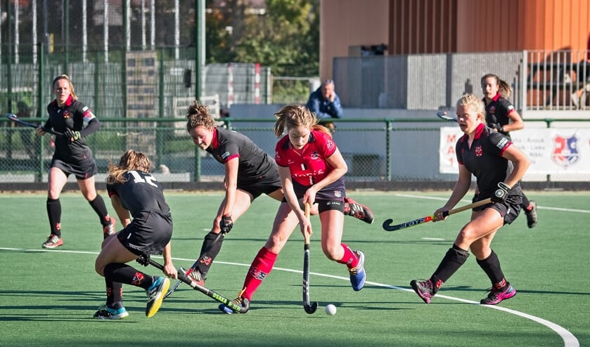 <p>Hoewel de wedstrijdpunten richting Delft gingen, liet IJsseloever Dames 1 mooi hockey zien. </p>