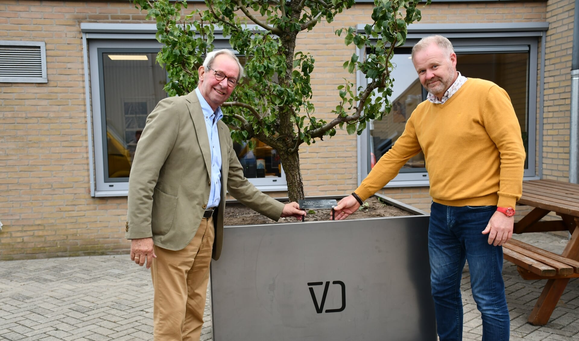 • Barend van Doorn (Bzn) en Kees Huijgen (Bedrijfsleider) onthullen de boom ter gelegenheid van de fusie.
