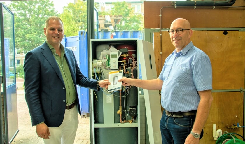 <p>• Docent Wouter Kooij (links) en teamleider Leo Dane zijn bijzonder tevreden met de nieuwe apparatuur.</p>
