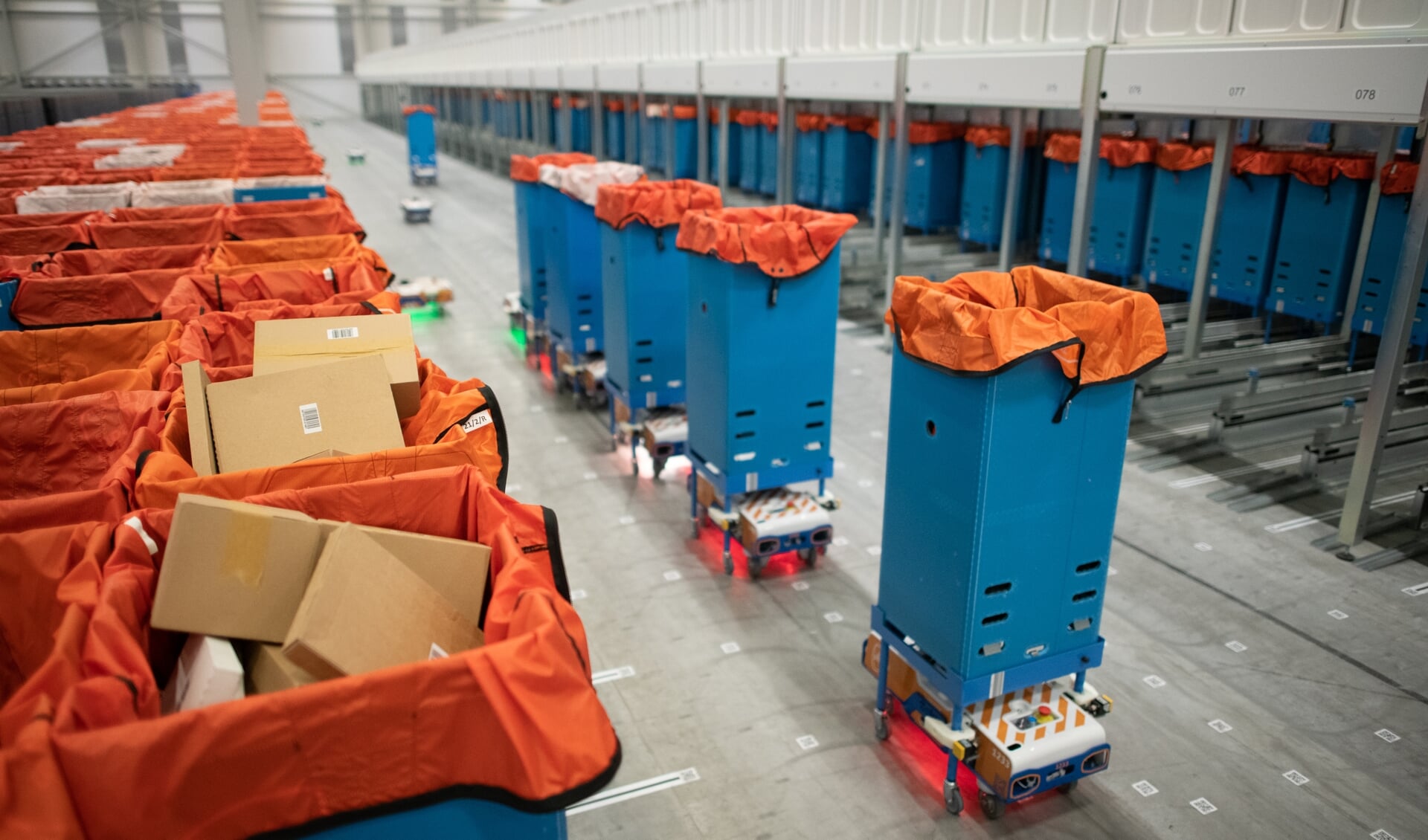 Het nieuwe sorteercentrum - voorzien van diverse robots - is volgens PostNL uniek in Europa en speciaal ingericht voor het sorteren en distribueren van kleine pakketten.  