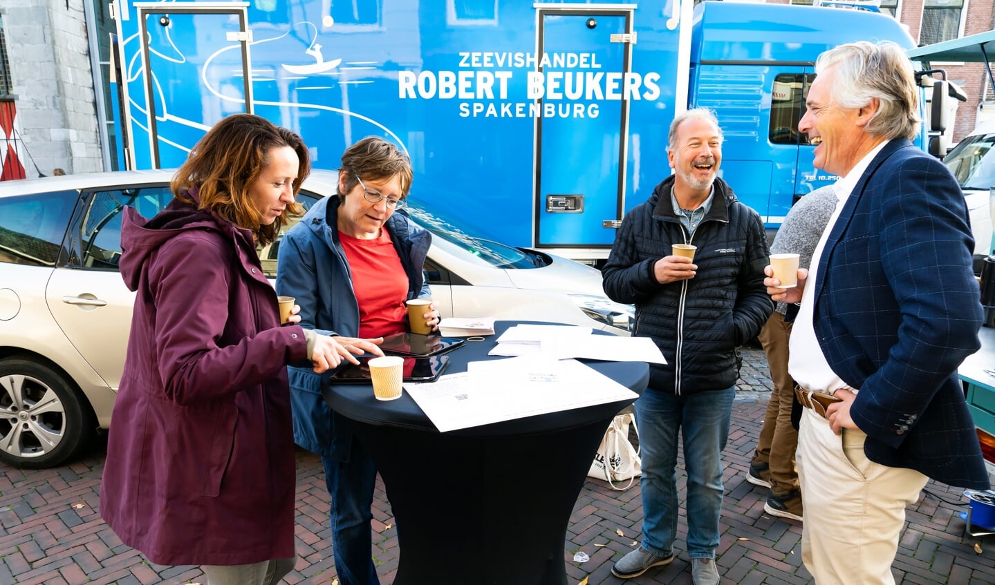 Wethouder Huib Zevenhuizen  met het Team van de Omgevingsvisie VHL op de Viaanse weekmarkt 
