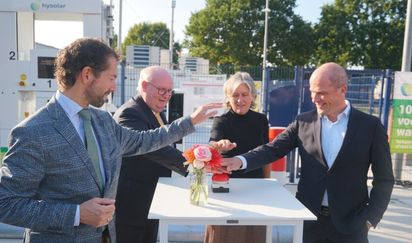 <p>Met een ferme druk op de knop openden de sprekers het eerste waterpompstation.</p>
