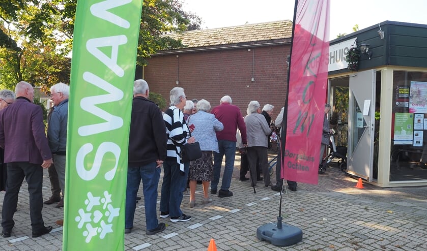 <p>In de rij voor een activiteit van SWAN.</p>