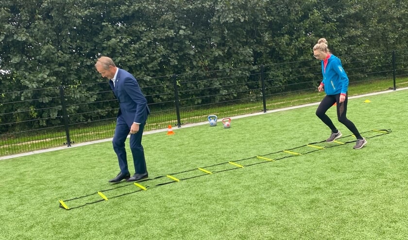 <p>• Wethouder Slob tijdens de opening van het sportparkje.</p>