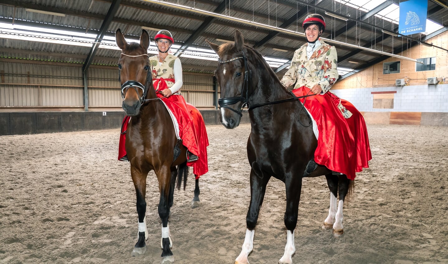 Bewoners de Schakel op bezoek bij manege De Schakel