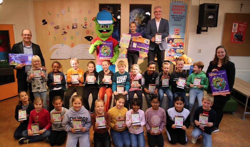 <p>• Kinderen van groep 5 van basisschool de Franciscus met het boekje 'Sjors, ontdek je talent!'.</p>