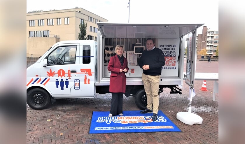 <p>• Waarnemend burgemeester Annemiek Jetten sprak met een medewerker van de Ondermijningsbus.</p>